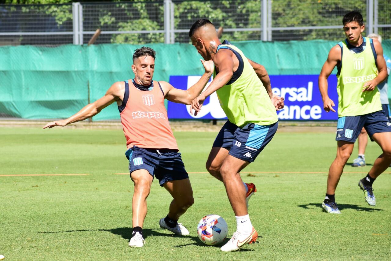 Hauche intenta recuperar la pelota durante la práctica de la Academia