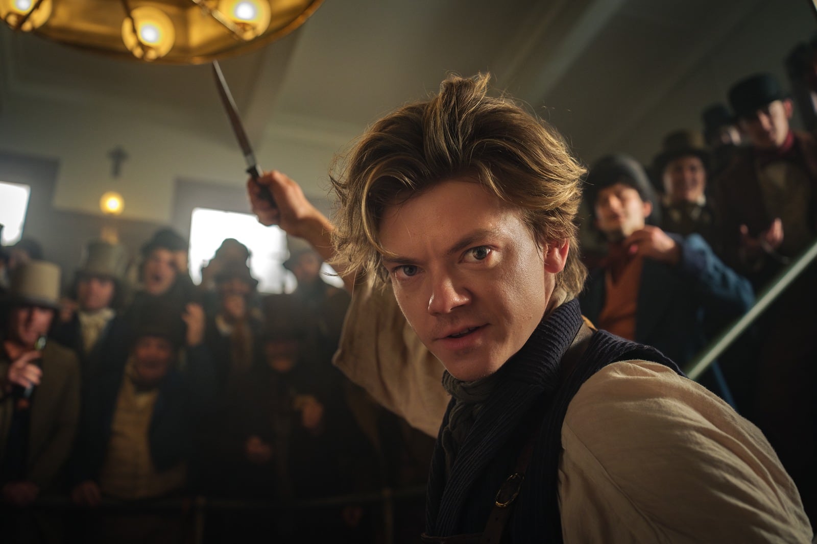 Thomas Brodie-Sangster interpreta a un antihéroe fresco y artero. 