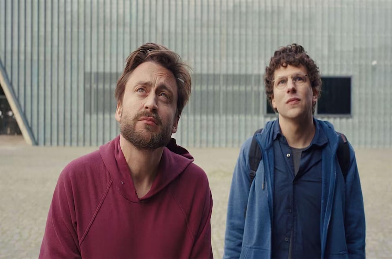 Kieran Culkin y Jesse Eisenberg encarnan de manera óptima el contrapunto de formas de ser.