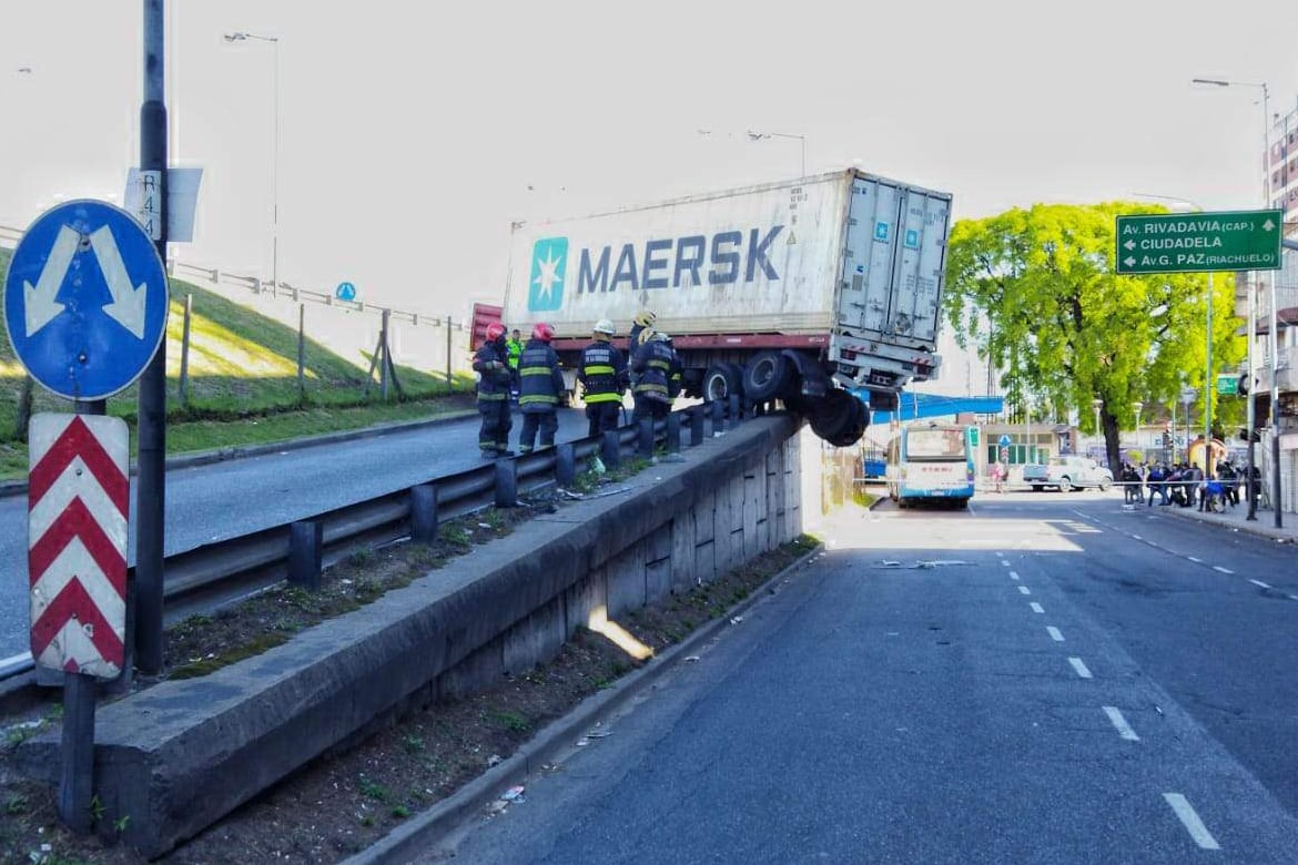 El camión que quedó colgado en la colectora de la Avenida General Paz.