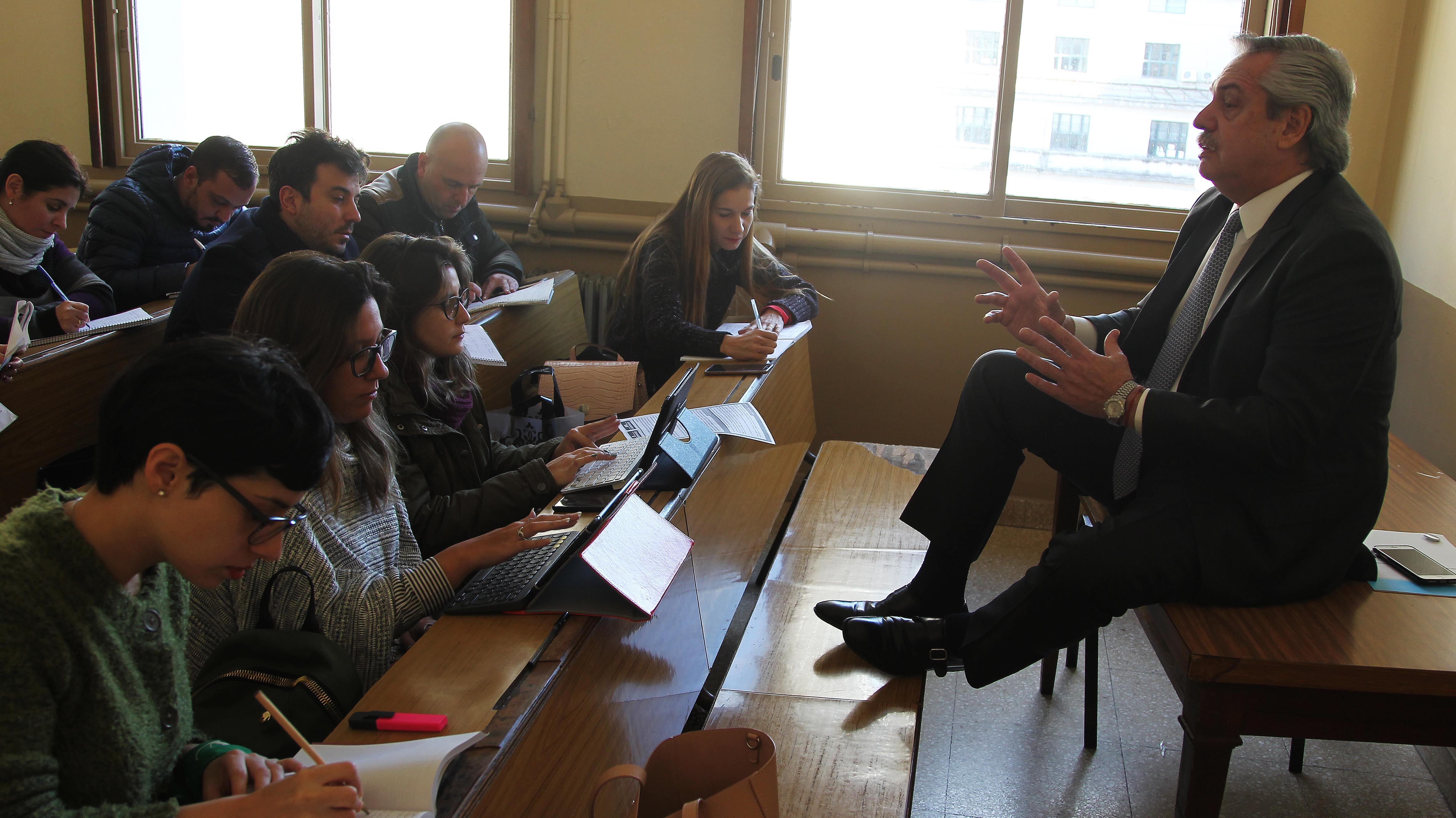 Alberto Fernández ante sus alumnos de Teoría general del derecho.
