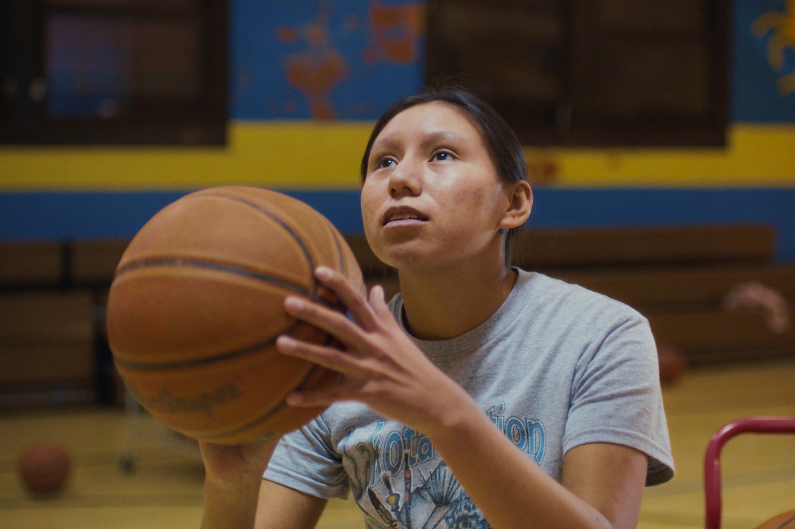 El personaje que interpreta la actriz sioux Sadie LaPointe es el eje del film. 