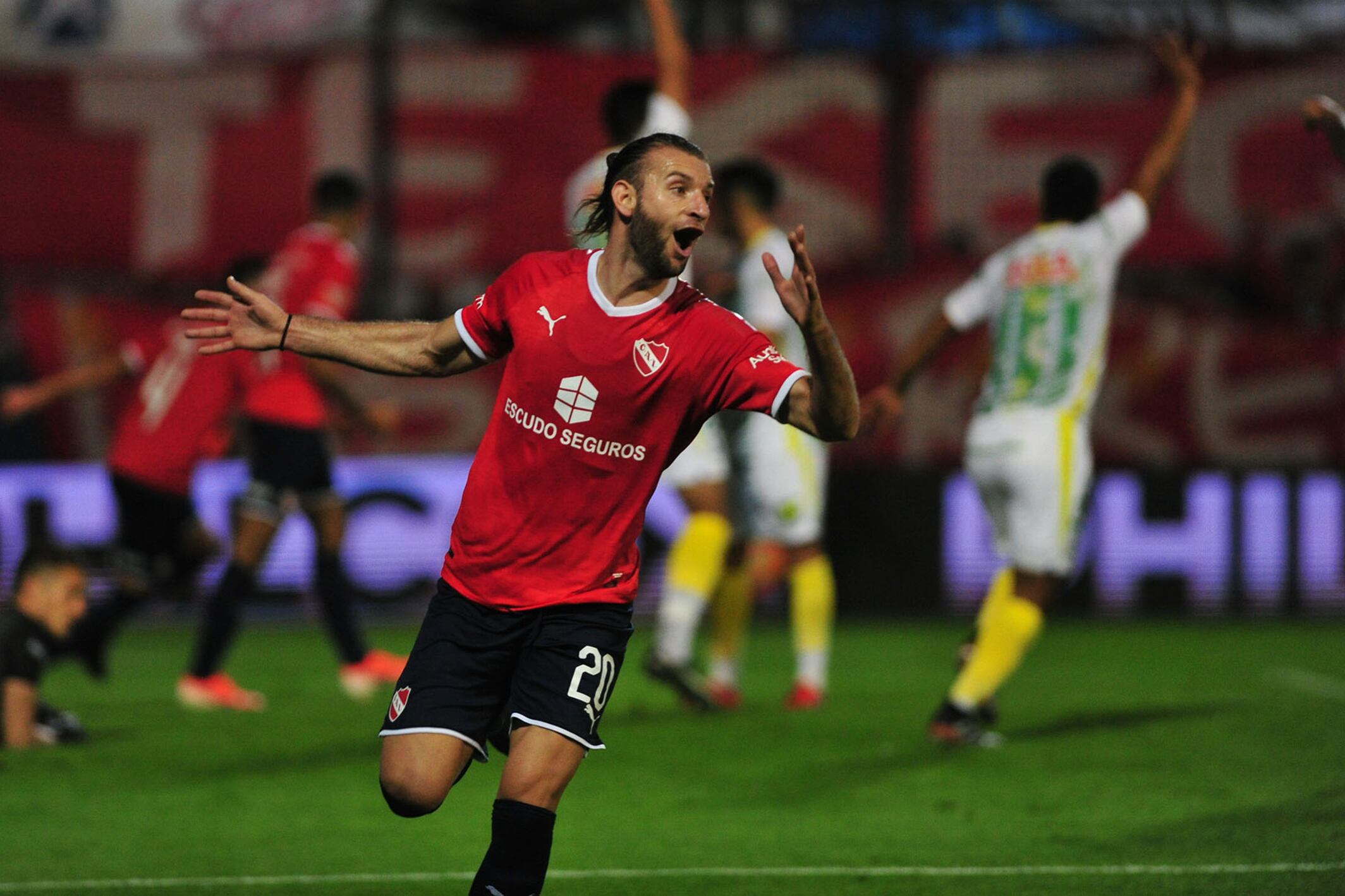 Silva festeja el único tanto en la noche de Quilmes.