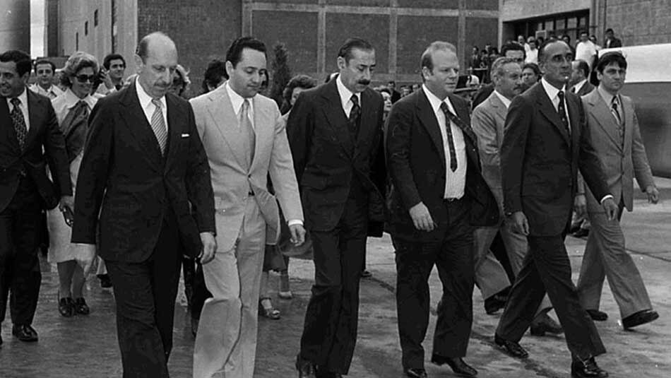 Videla junto a Magnetto, Mitre y otros, cuando se inauguró la planta de Papel Prensa.