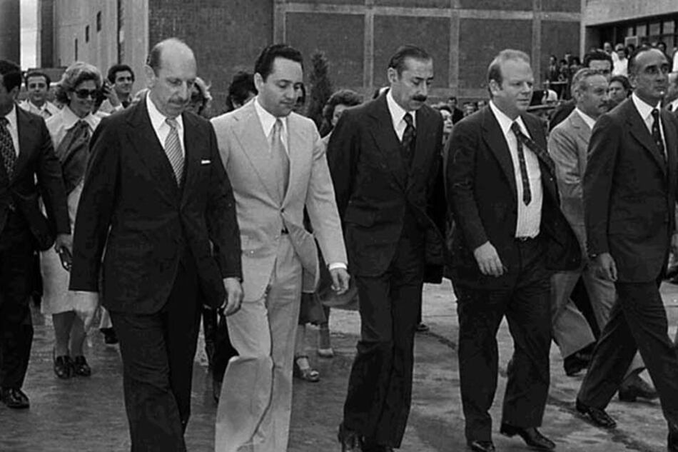 Videla junto a Magnetto, Mitre y otros, cuando se inauguró la planta de Papel Prensa.