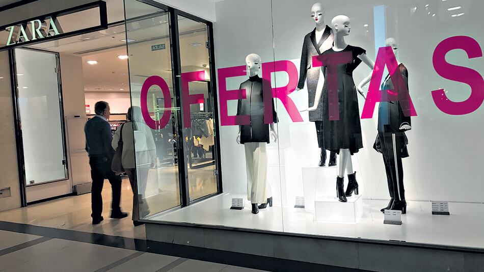 Sólo dos cadenas de locales de ropa abarcan 10 por ciento de importaciones. Marcas deportivas y supermercados, también con papel protagónico.