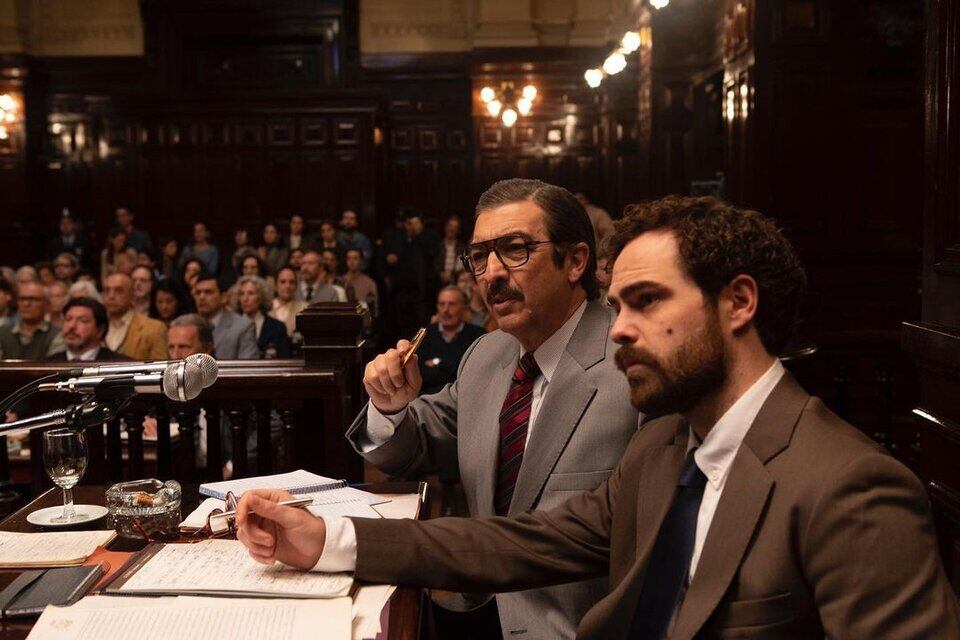 Ricardo Darín, en la piel de Julio Strassera, y Peter Lanzani, protagonizando a Luis Moreno Ocampo.