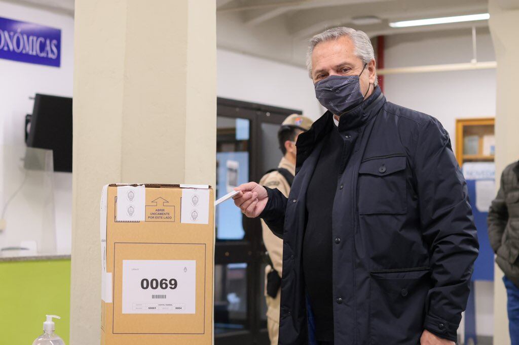 Alberto Fernández vota en las PASO de 2021. 