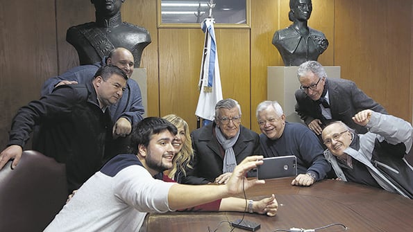 José Luis Gioja se quejó de que encontró todo “lleno de mugre” en la vuelta a la sede de la calle Matheu.
