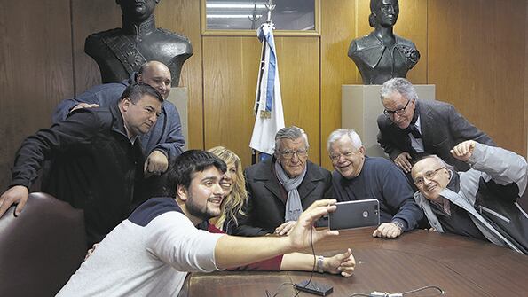 José Luis Gioja se quejó de que encontró todo “lleno de mugre” en la vuelta a la sede de la calle Matheu.