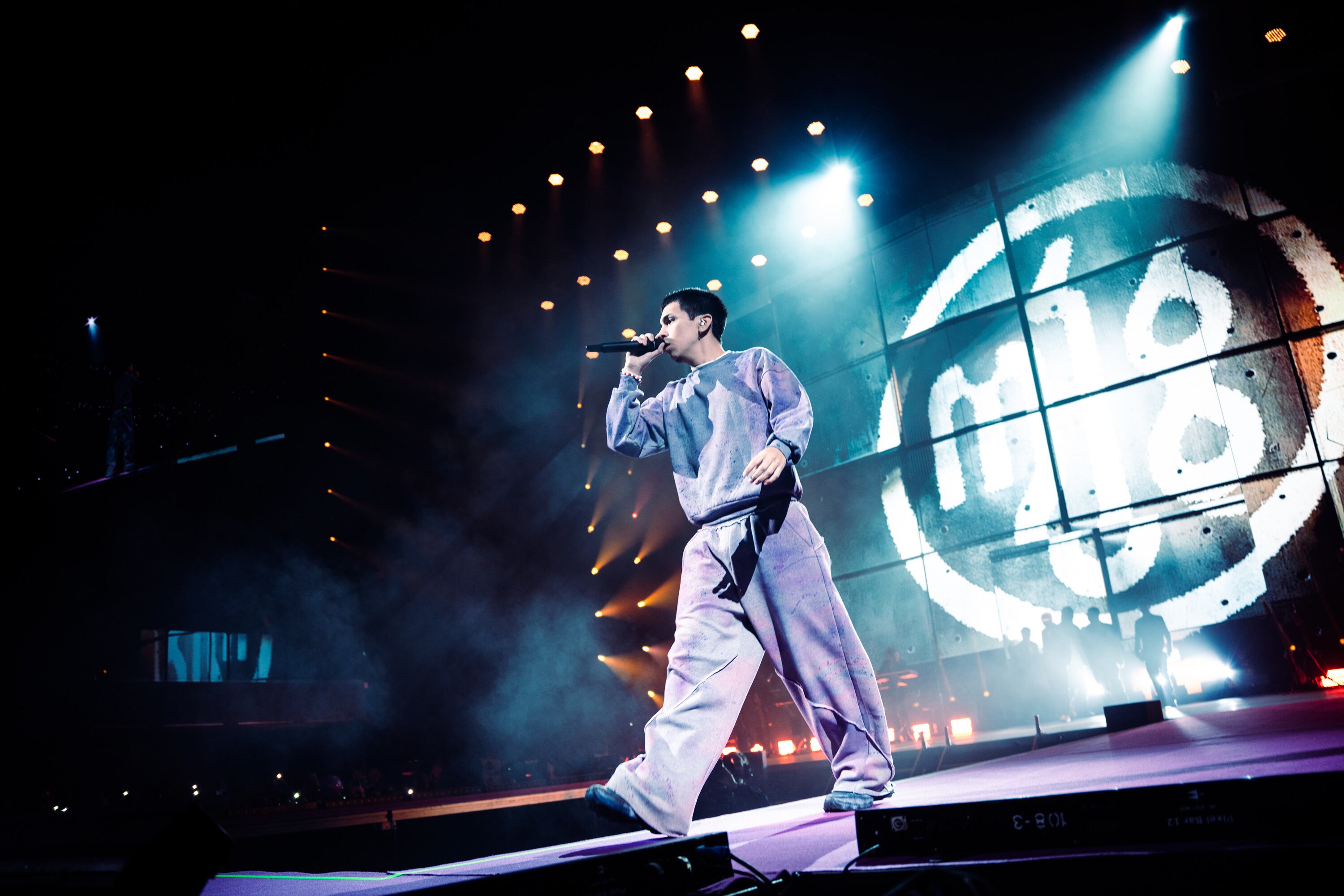 El recital de Milo J empezó con una de las canciones de 166, “3 pecados después”.