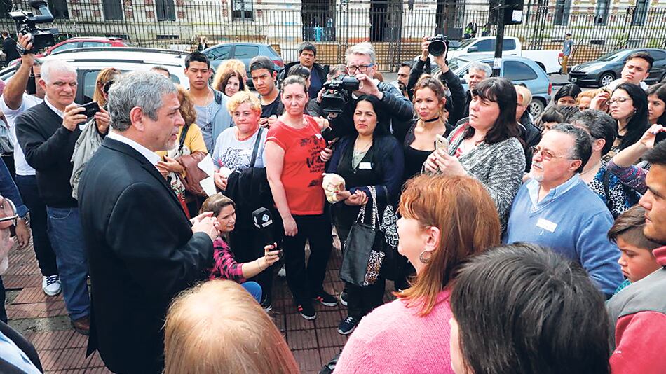 La comitiva presentó un petitorio con 17 mil firmas y copia de los expedientes de 34 escuelas.