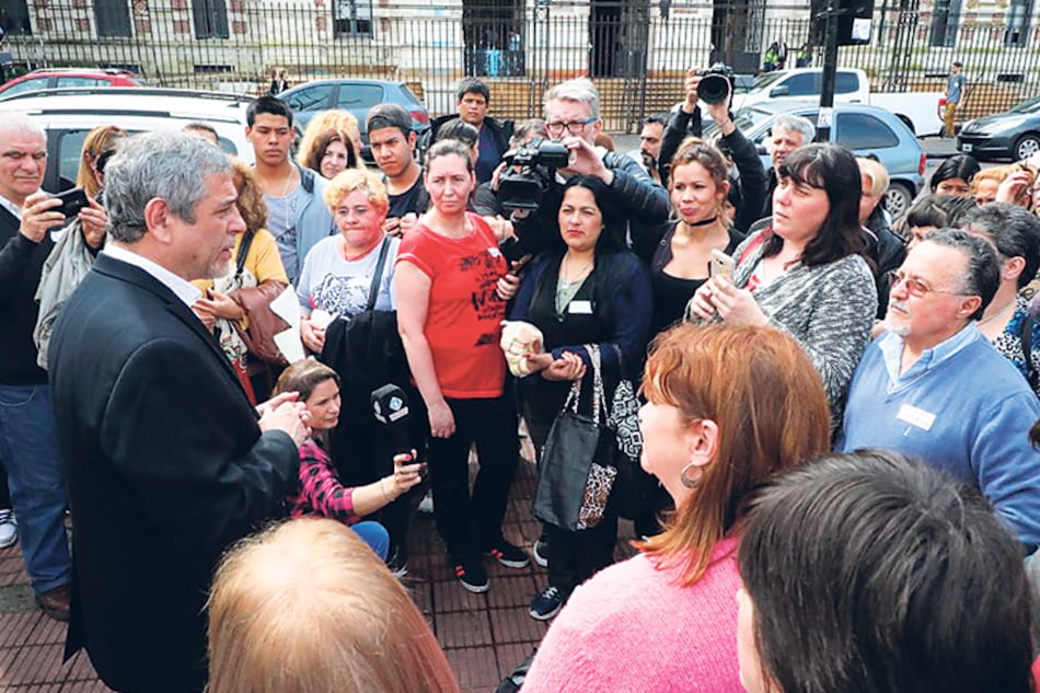 La comitiva presentó un petitorio con 17 mil firmas y copia de los expedientes de 34 escuelas.