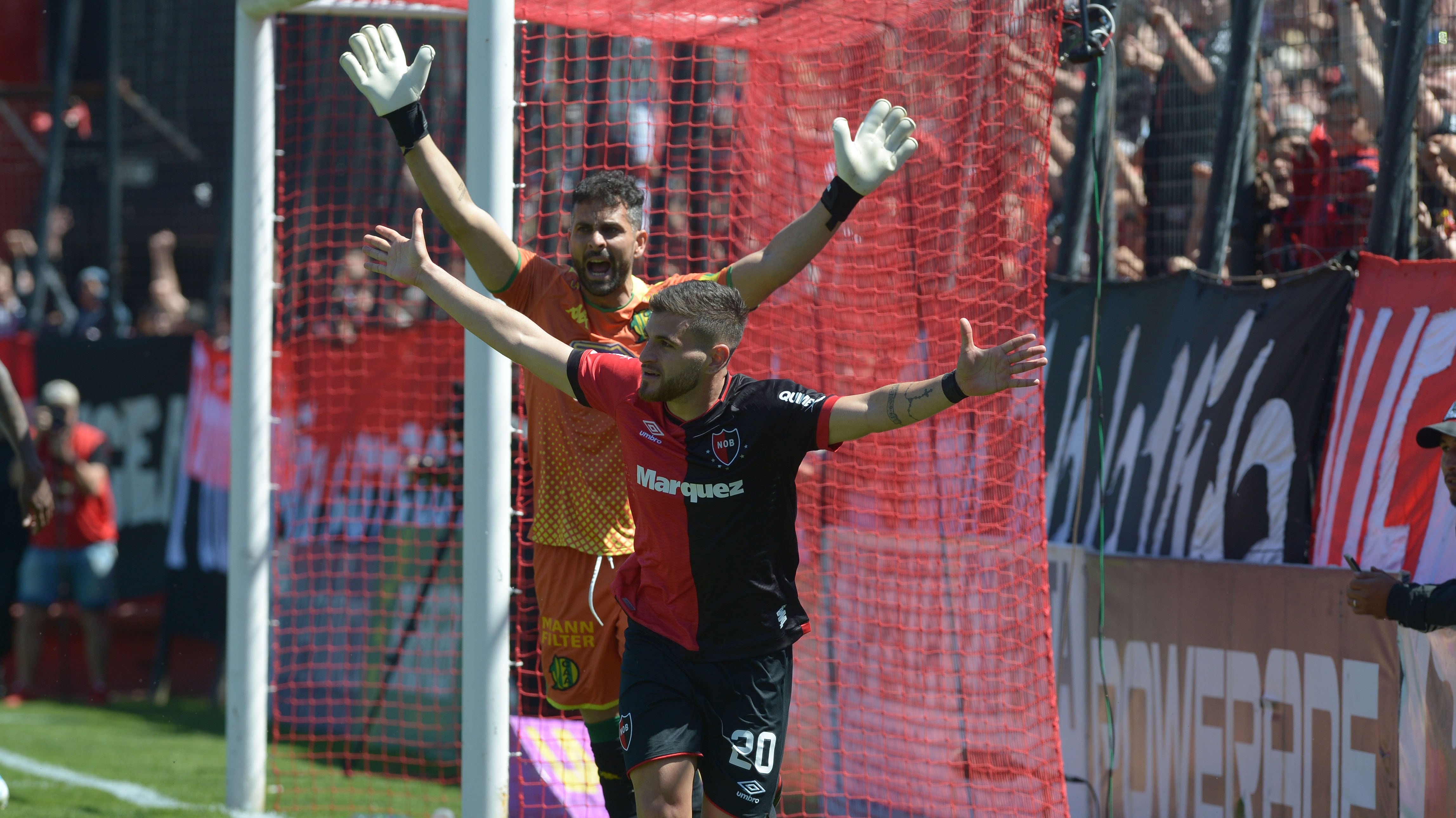 Fernández festeja el 2-0 para Newell's.