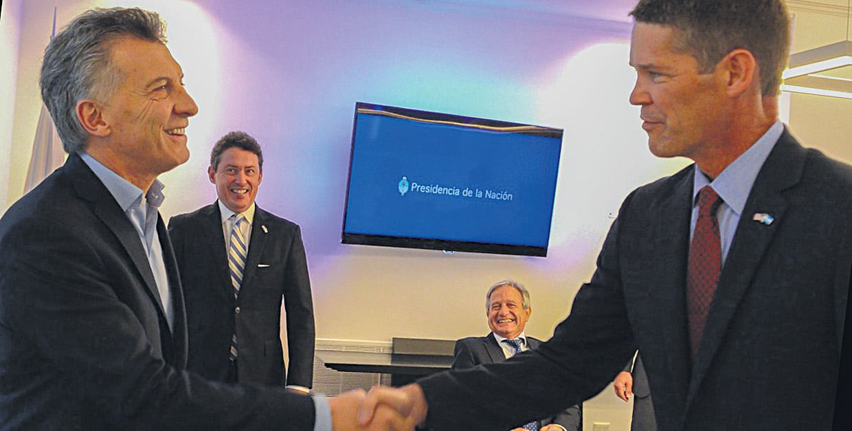 Mauricio Macri estrecha la mano del vicepresidente de Política Pública Mundial de Amazon, Michael Punke.