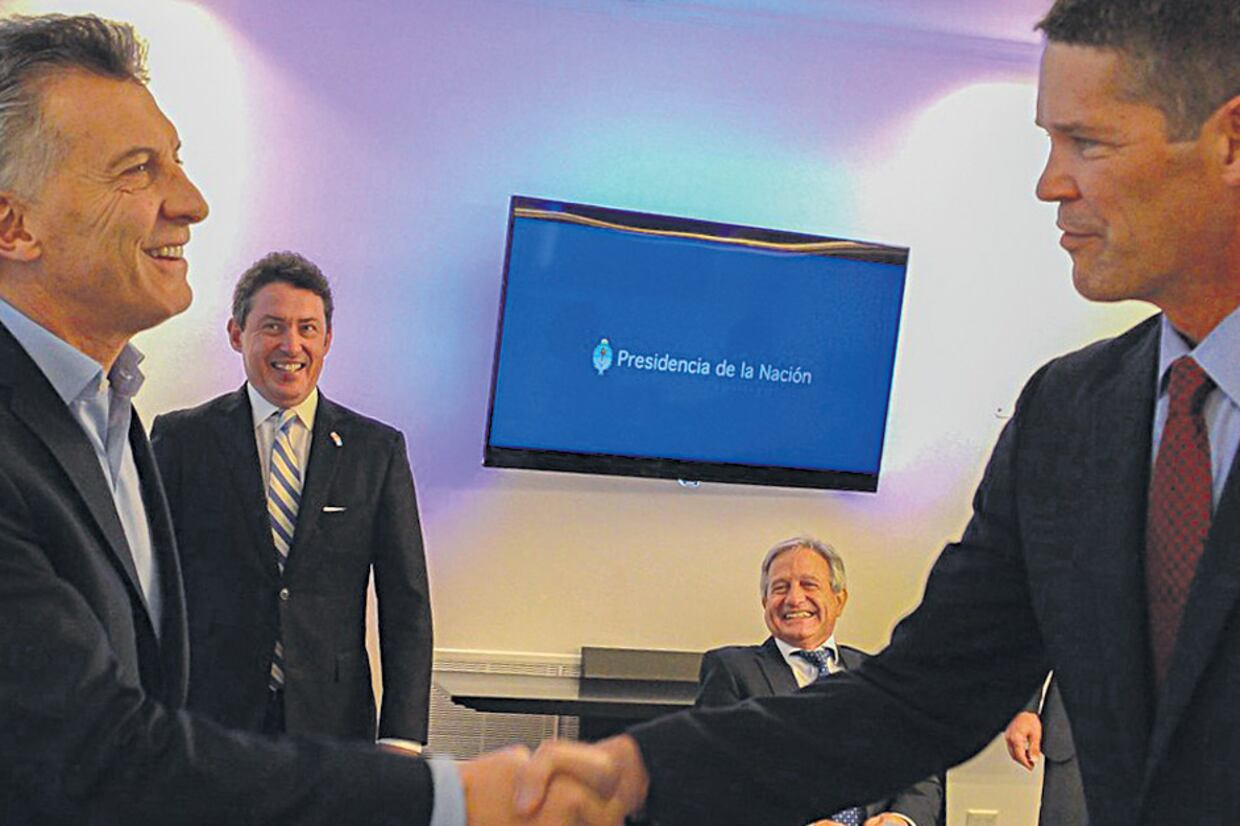 Mauricio Macri estrecha la mano del vicepresidente de Política Pública Mundial de Amazon, Michael Punke.