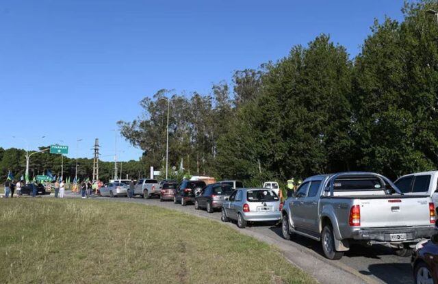 Fila de autos a la entrada de Pinamar, el viernes pasado.