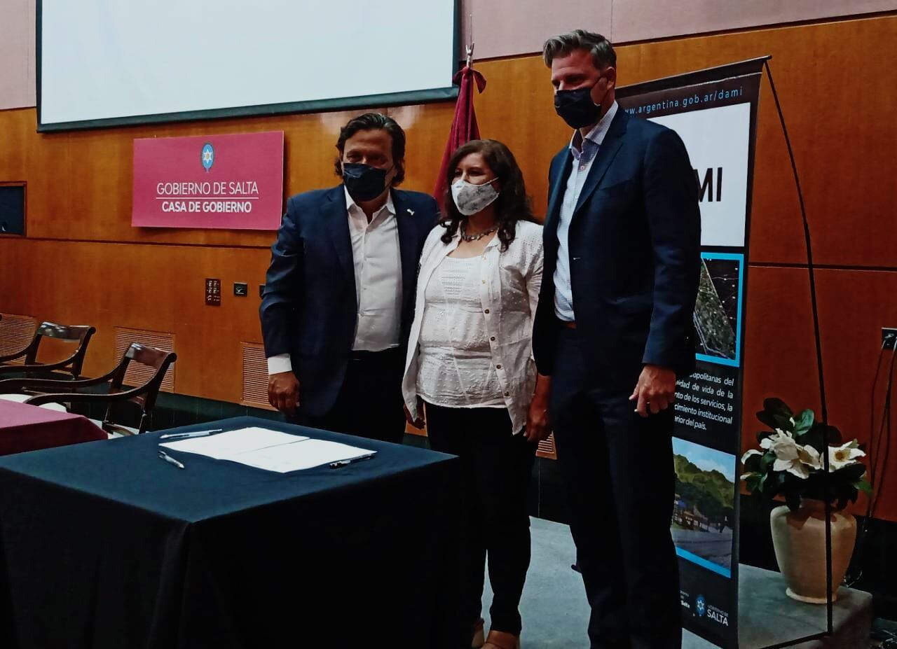 Gustavo Saénz junto a la intendenta de Cerrillos, Yolanda Vega y Luciano Scatolini