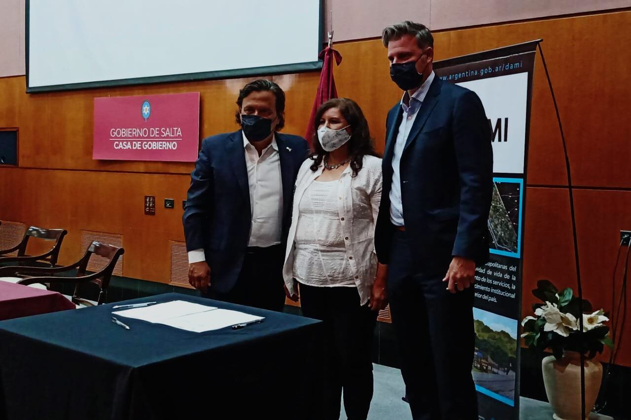 Gustavo Saénz junto a la intendenta de Cerrillos, Yolanda Vega y Luciano Scatolini