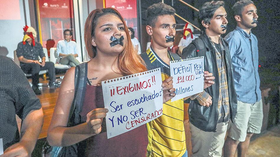 Los estudiantes universitarios irrumpieron en un panel sobre censura.
