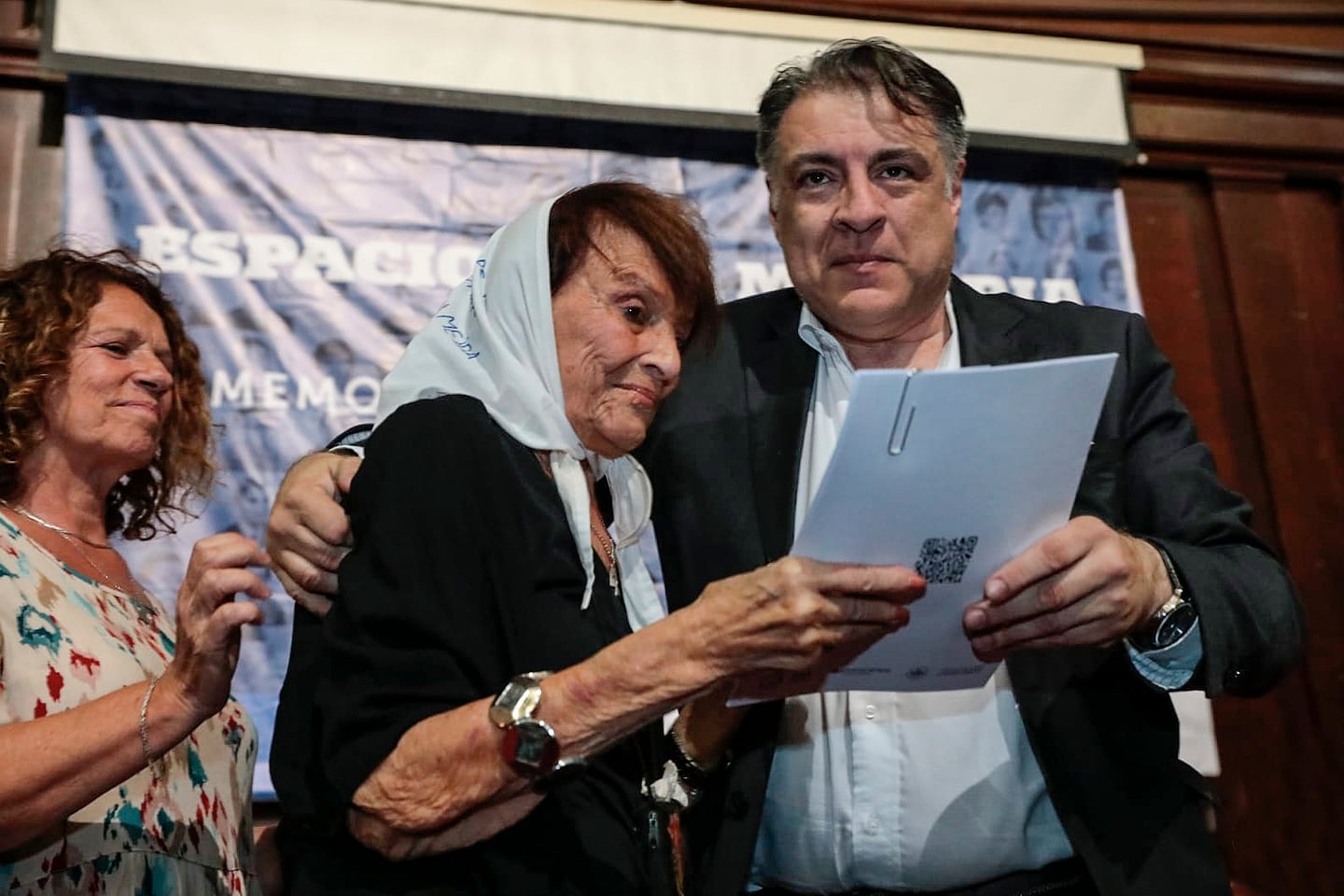 Taty Almeida junto al decano de Medicina, Luis Brusco.