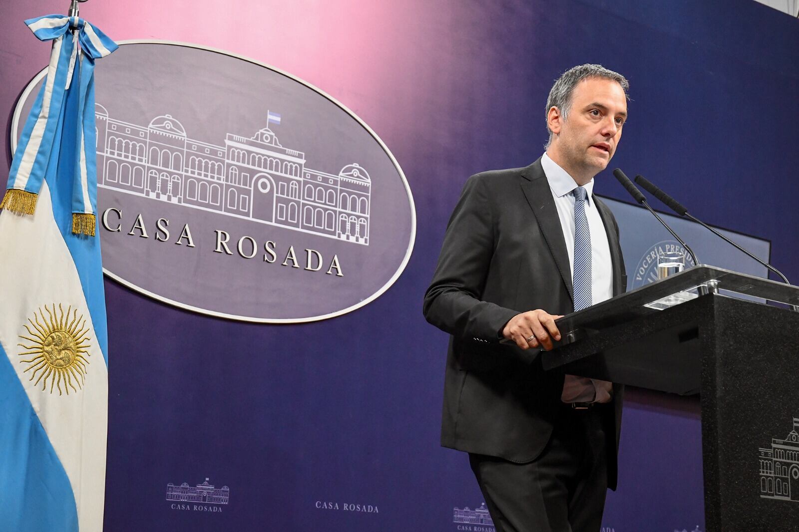 El vocero Adorni fue el encargado de confirmar que todo será "sin ninguna contemplación".