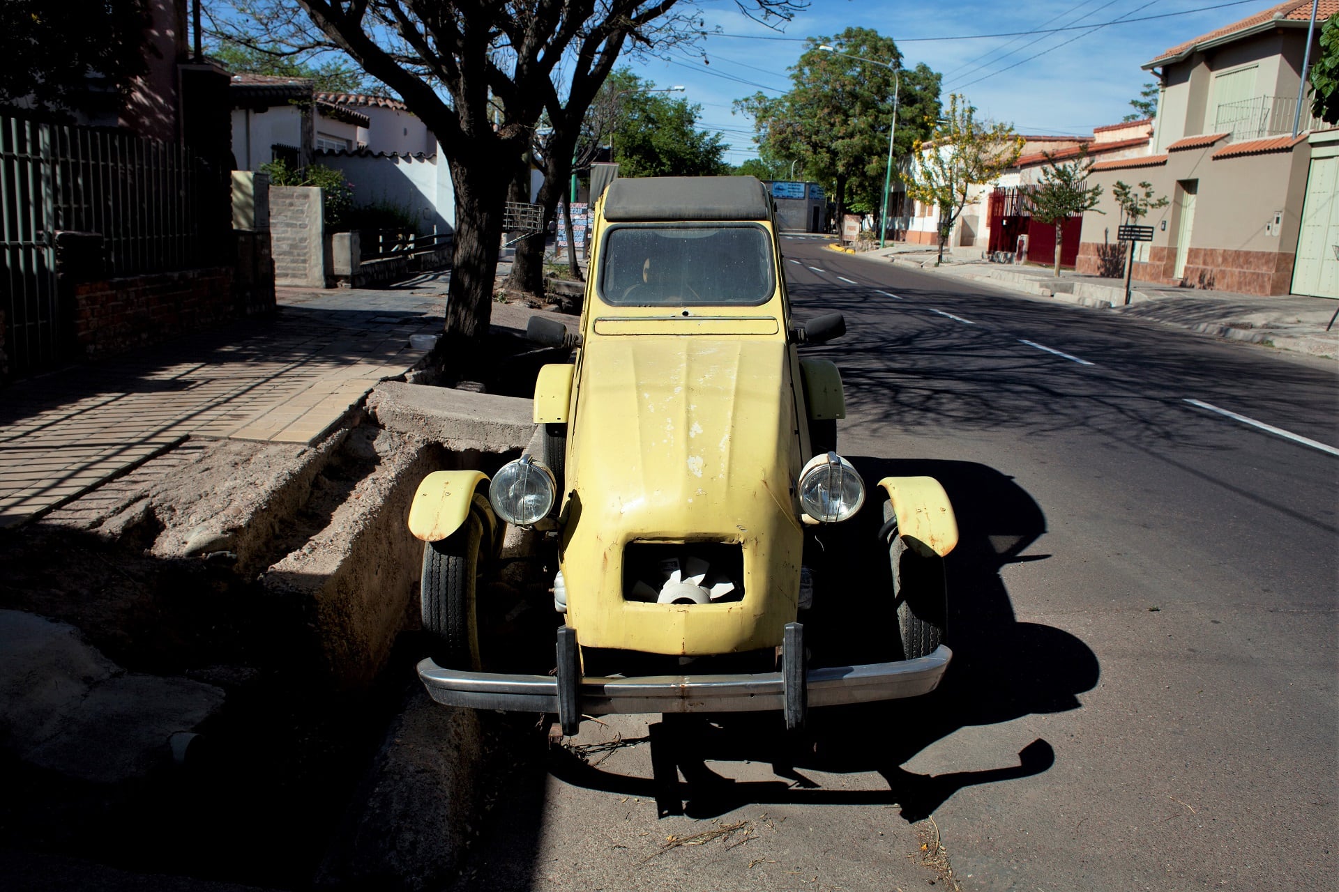 "Lo hice más angosto, le achiqué la cola y la hice redonda", explica Godoy sobre su auto, que en la zona causó fascinación colectiva