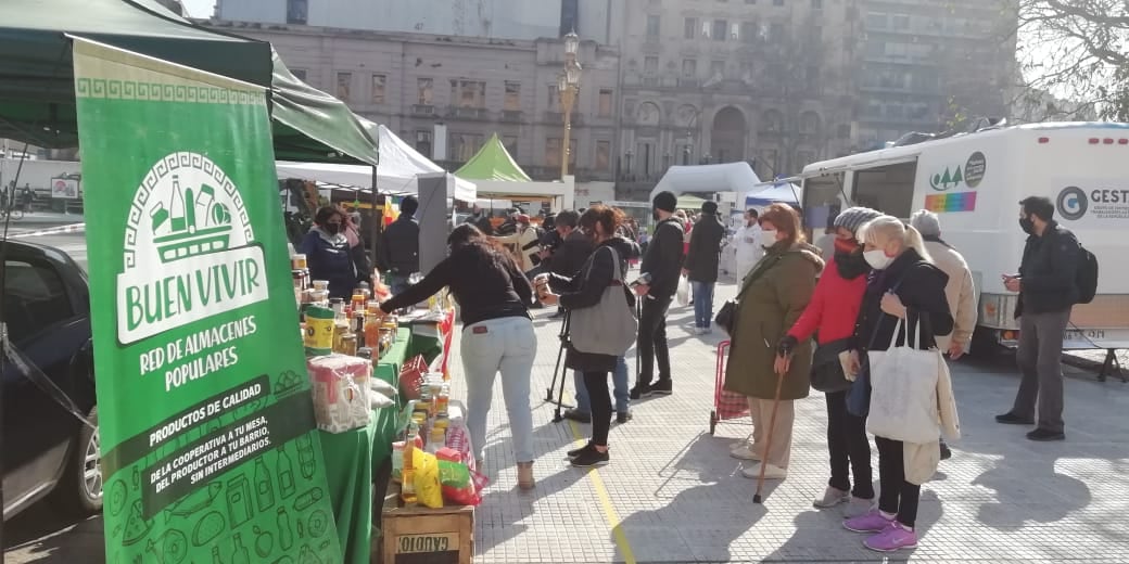 El Movimiento Popular La Dignidad presentó en la Plaza del Congreso un bolsón de alimentos cooperativos. 