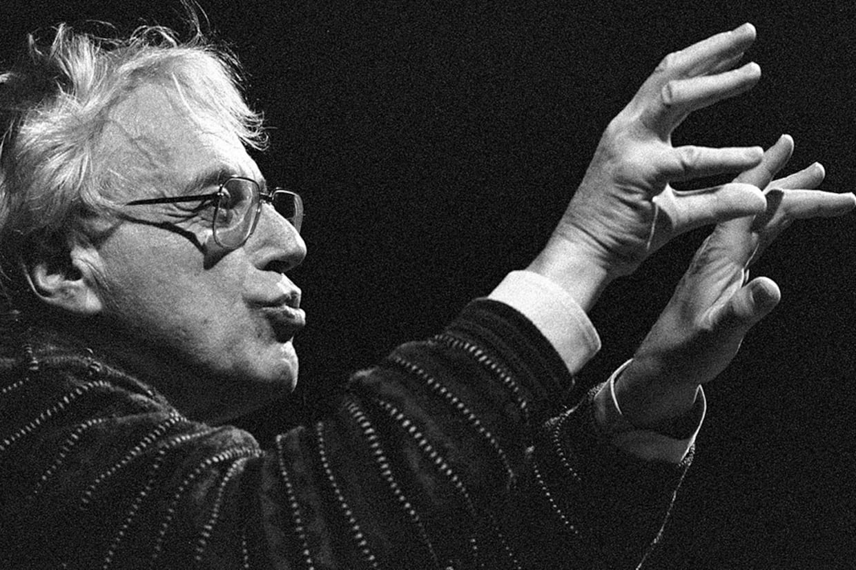 Ligeti compuso El Gran Macabro entre 1975 y 1977, pero veinte años más tarde eliminó todos los pasajes hablados del primer acto.