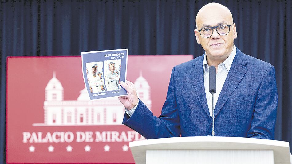 Jorge Rodríguez muestra una foto de Marrero durante la conferencia de prensa en la que denunció un complot contra Maduro.
