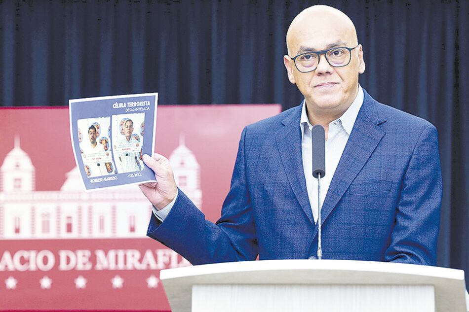 Jorge Rodríguez muestra una foto de Marrero durante la conferencia de prensa en la que denunció un complot contra Maduro.