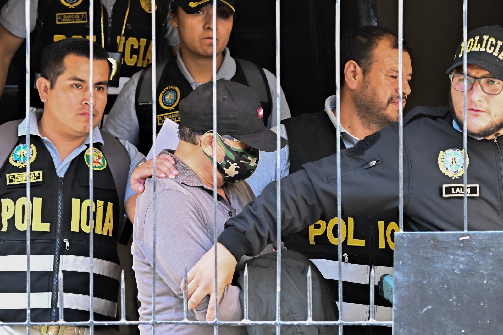 Nicanor Boluarte (centro), detenido en su domicilio.