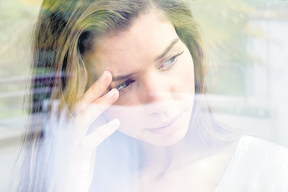 La migraña, una enfermedad discapacitante, es tres veces más común en mujeres que en hombres.