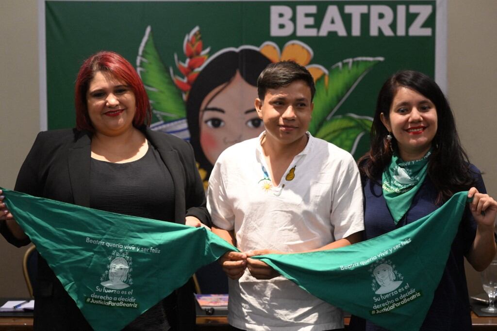 Humberto, hermano de Beatriz, junto a organizaciones feministas, en conferencia de prensa previo al juicio contra el Estado salvadoreño ante la CorteIDH.