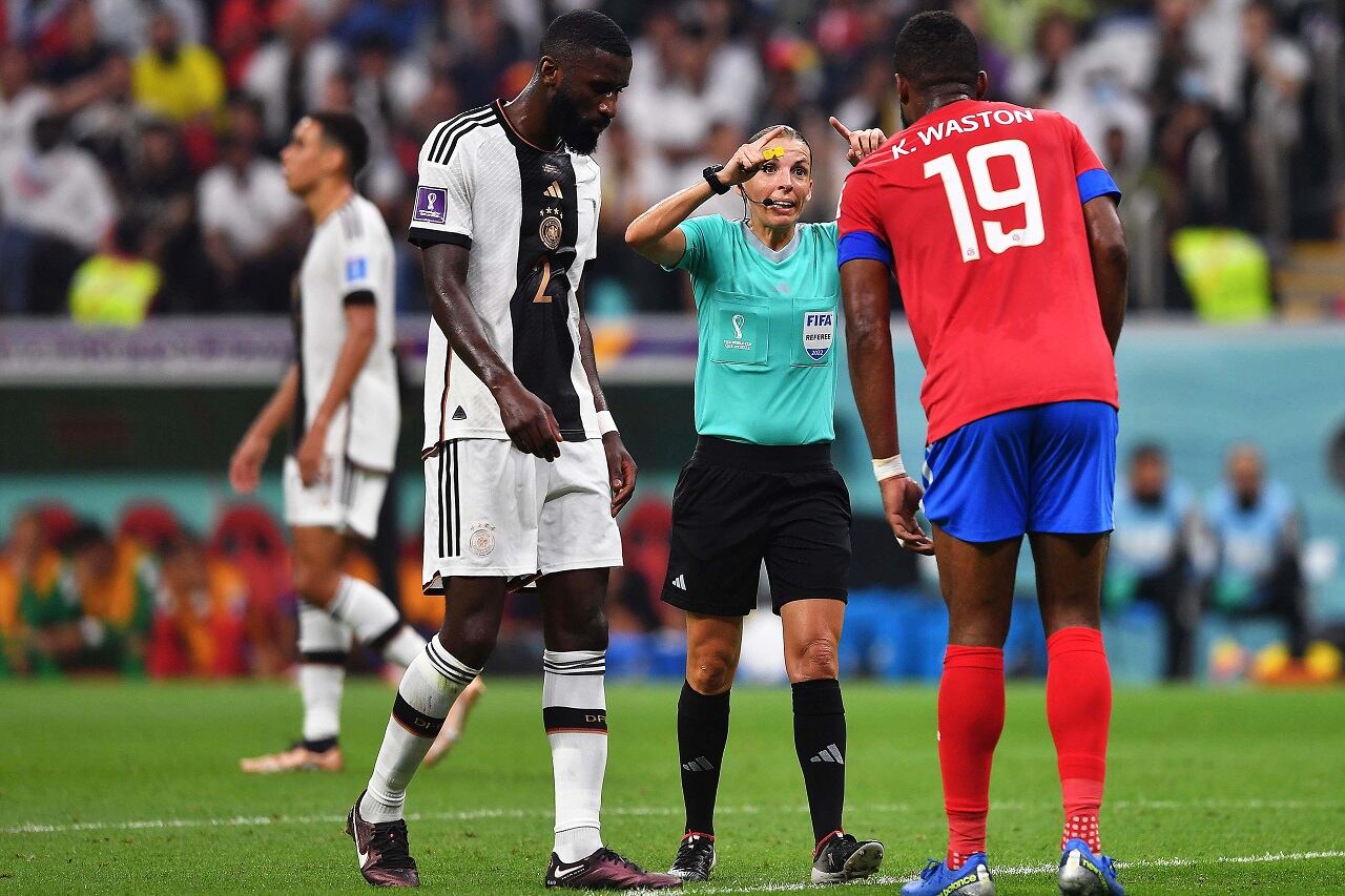 La francesa Stéphanie Frappart hizo historia al impartir justicia en Alemania-Costa Rica en Qatar 2022