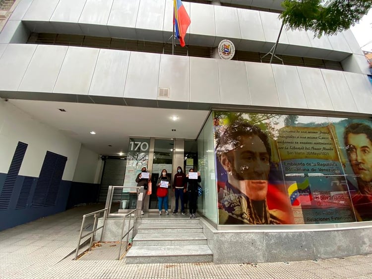 . La decisión, anunciada el 29 de julio de 2024, es un reflejo palpable del creciente conflicto entre el gobierno de Nicolás Maduro y las autoridades de estos países de América Latina que manifestaron descreer del resultado electoral.