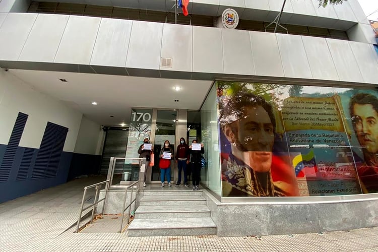 . La decisión, anunciada el 29 de julio de 2024, es un reflejo palpable del creciente conflicto entre el gobierno de Nicolás Maduro y las autoridades de estos países de América Latina que manifestaron descreer del resultado electoral.