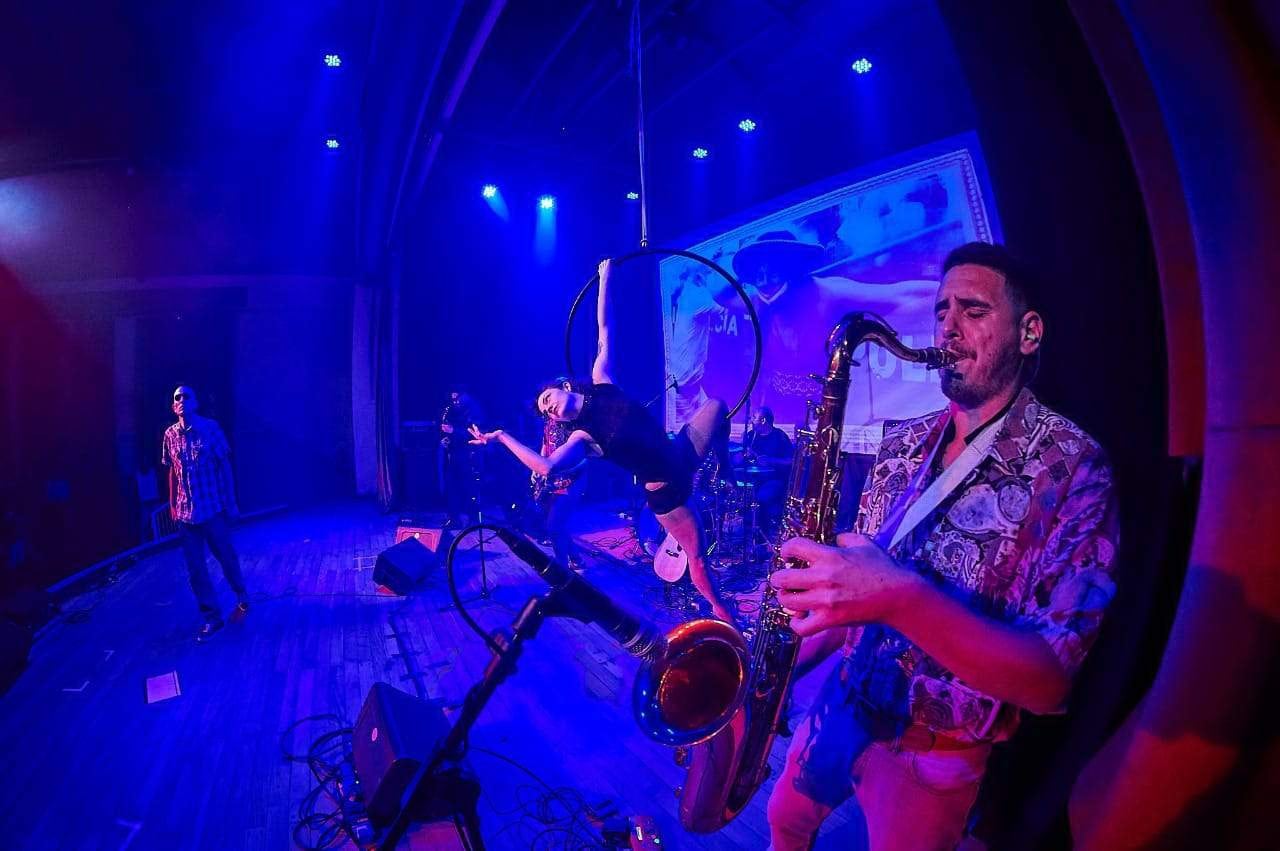 La obra se nutre con performances, rutinas, acrobacias y audiovisuales de Rocambole.