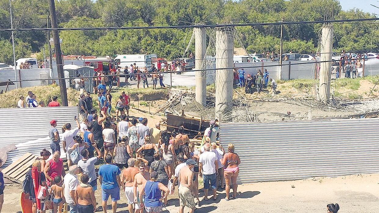 Seis operarios murieron al caerse sobre ellos una losa.