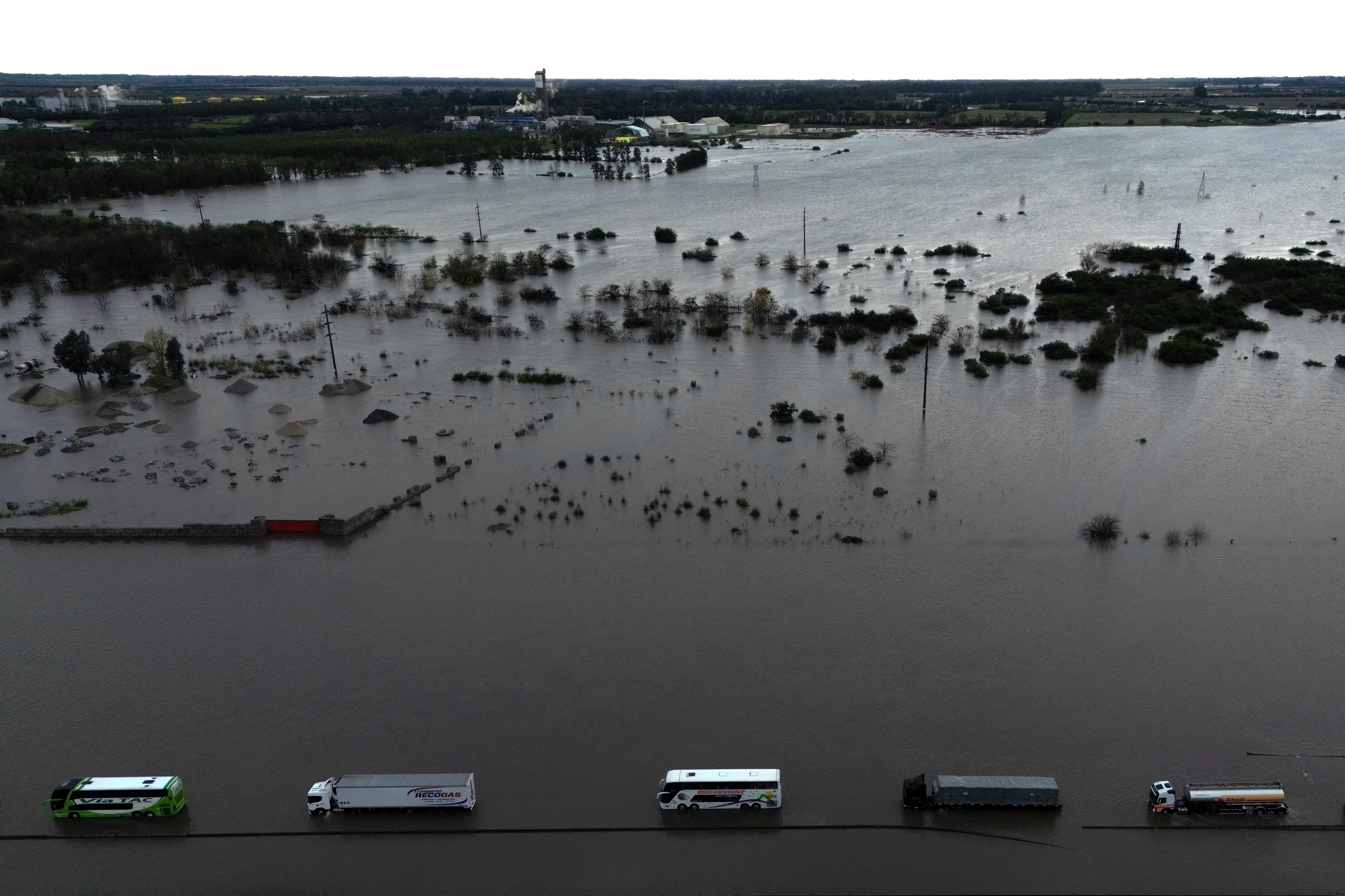 Kilómetros de autos y camiones varados en la ruta.