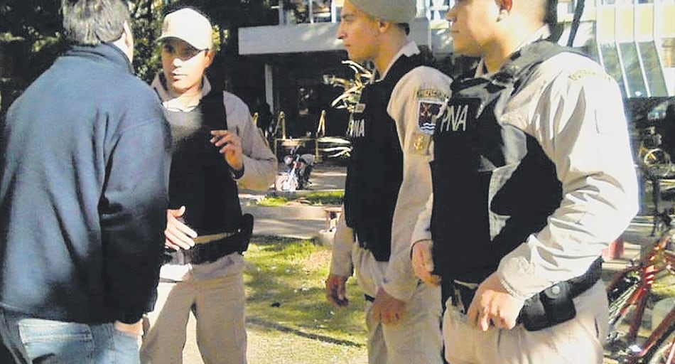 Los prefectos se negaron a abandonar el predio y amedrentaron al personal no docente.