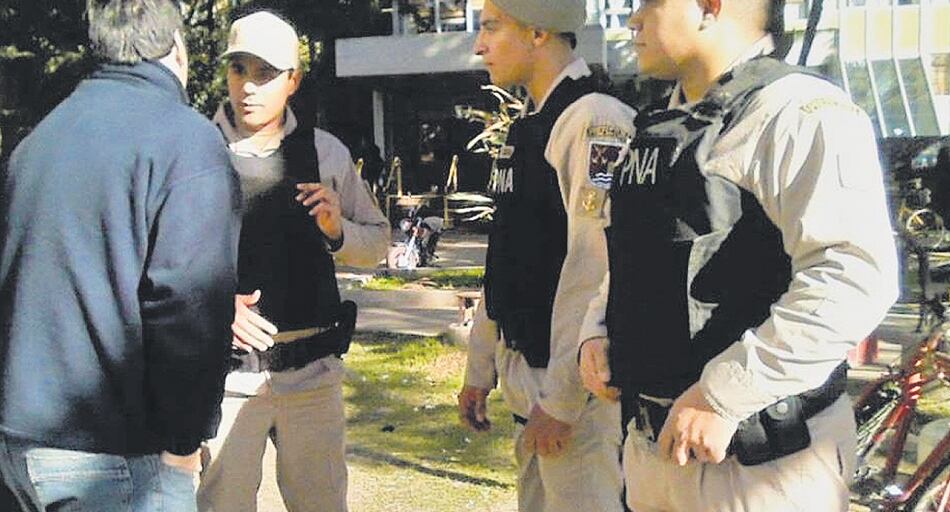 Los prefectos se negaron a abandonar el predio y amedrentaron al personal no docente.