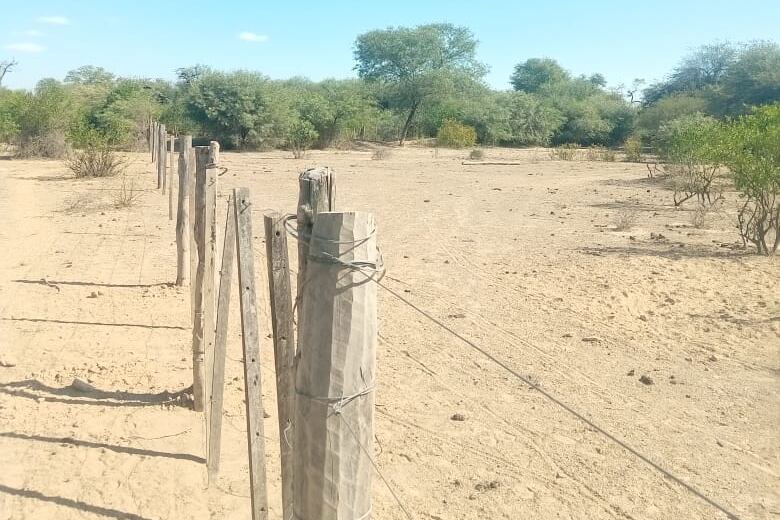 El alambrado en la tierra que ocupa Villagrán.
