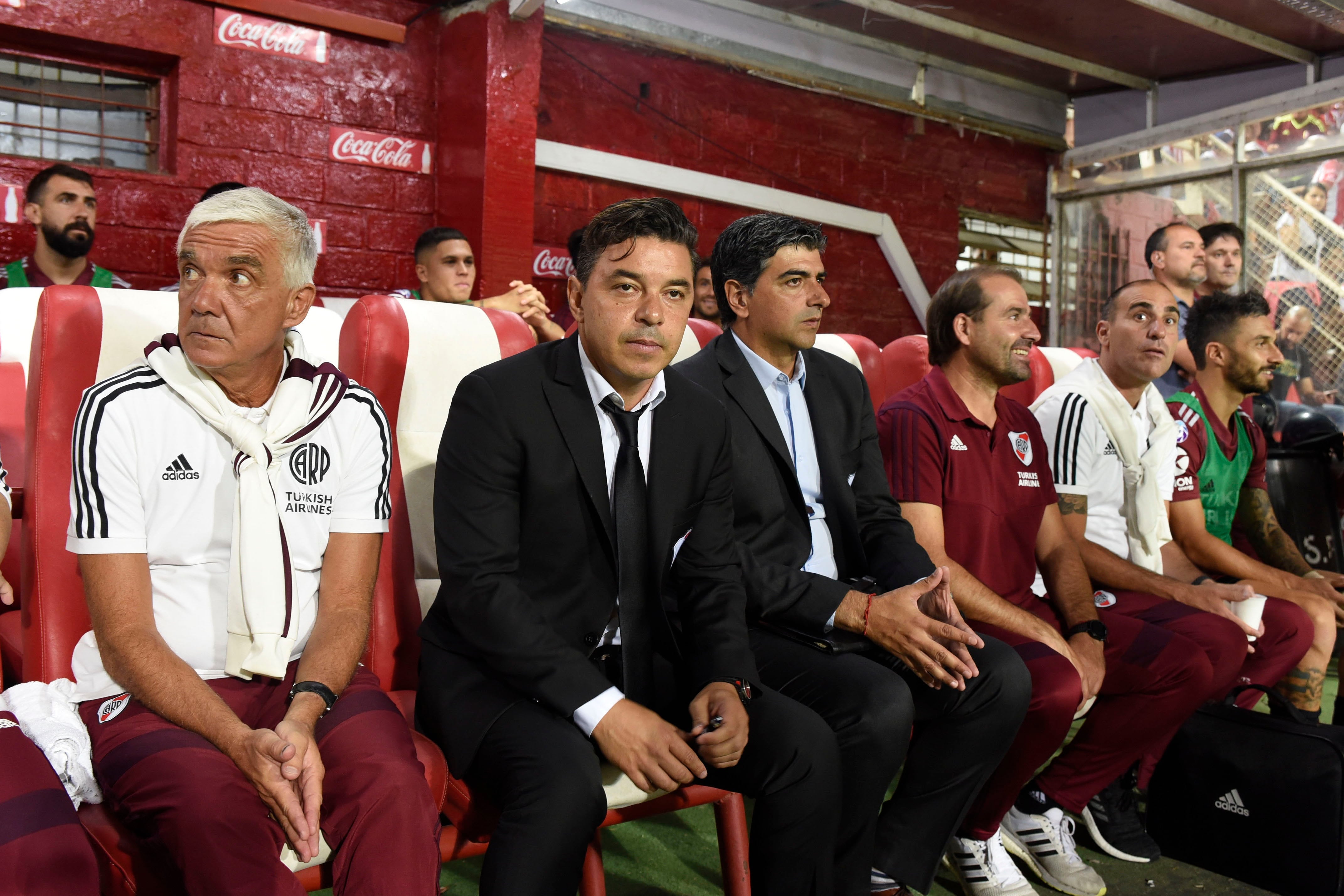 Gallardo y Biscay, en el banco durante el 2-1 a Unión en Santa Fe