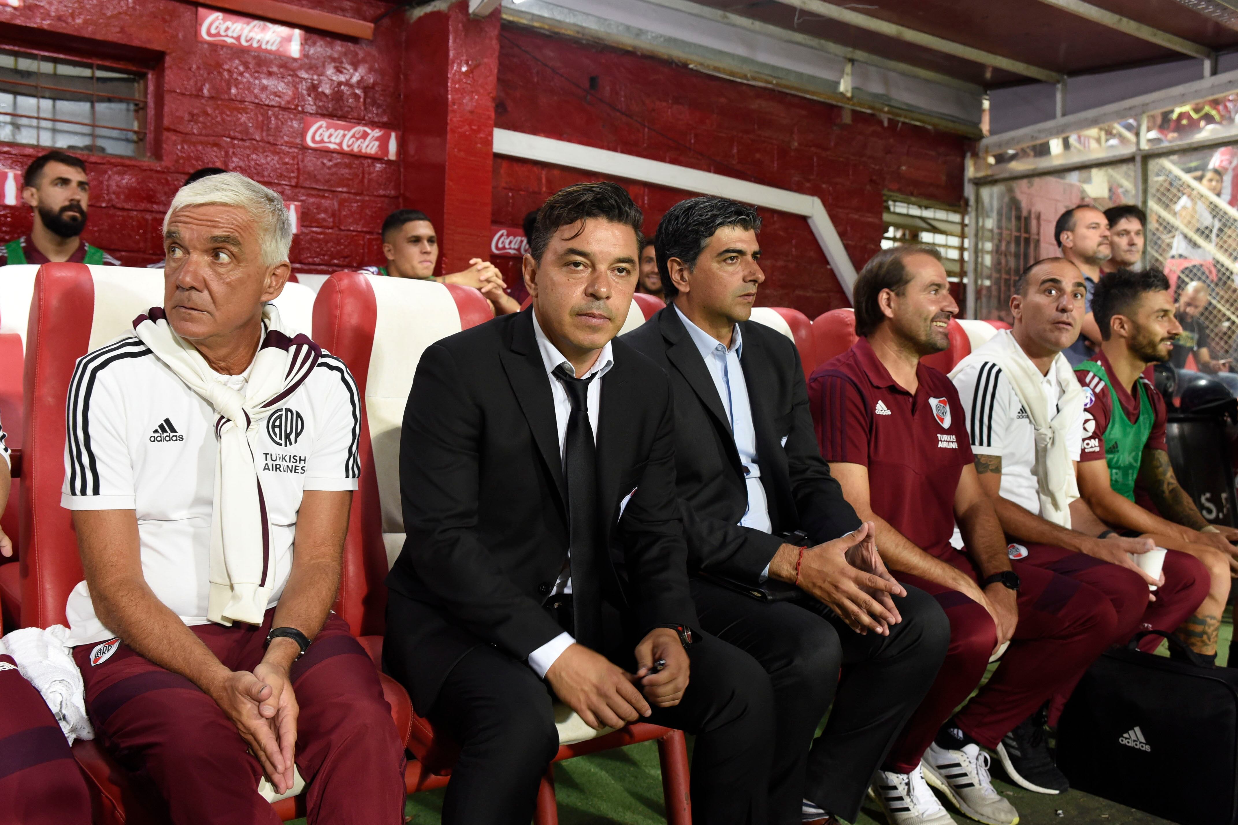 Gallardo y Biscay, en el banco durante el 2-1 a Unión en Santa Fe