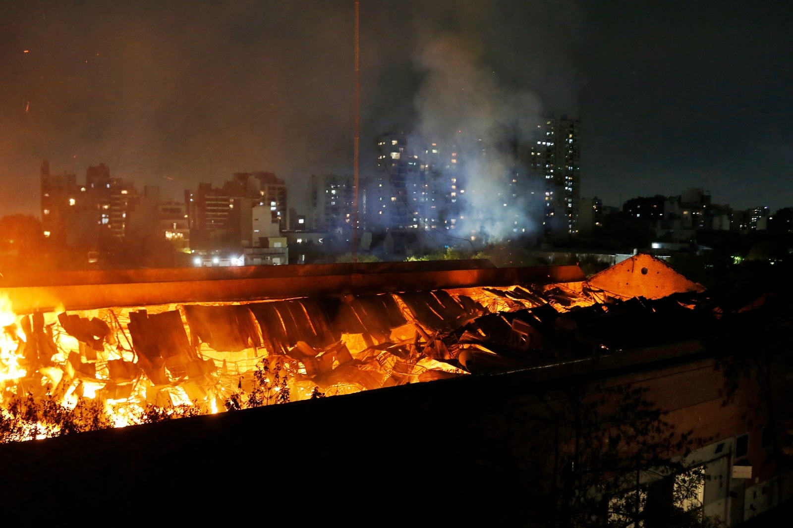 Imagen del incendio en Iron Mountain de este lunes.