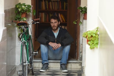 Pablo Colacrai nació en Noetinger y vive en Rosario, donde se licenció en Comunicación Social.
