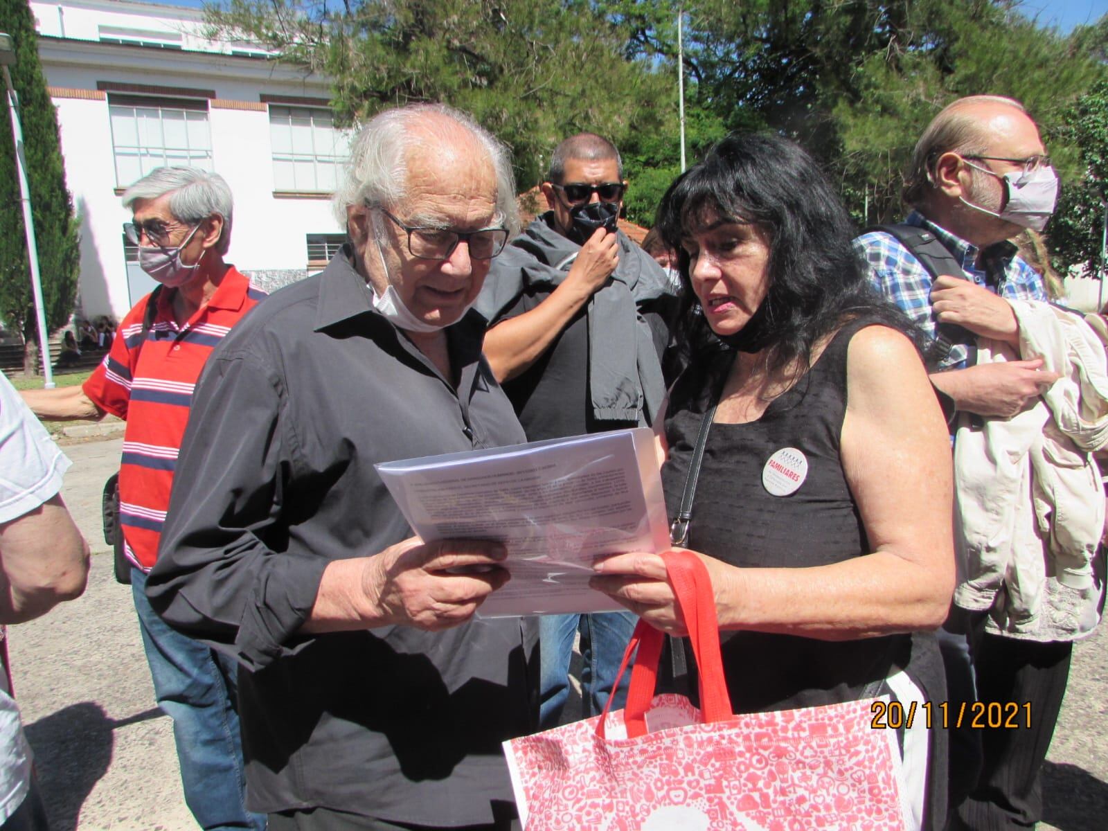 Nenina Lescano, titular de la Asociación Coca Gallardo, entregando el documento a Pérez Esquivel