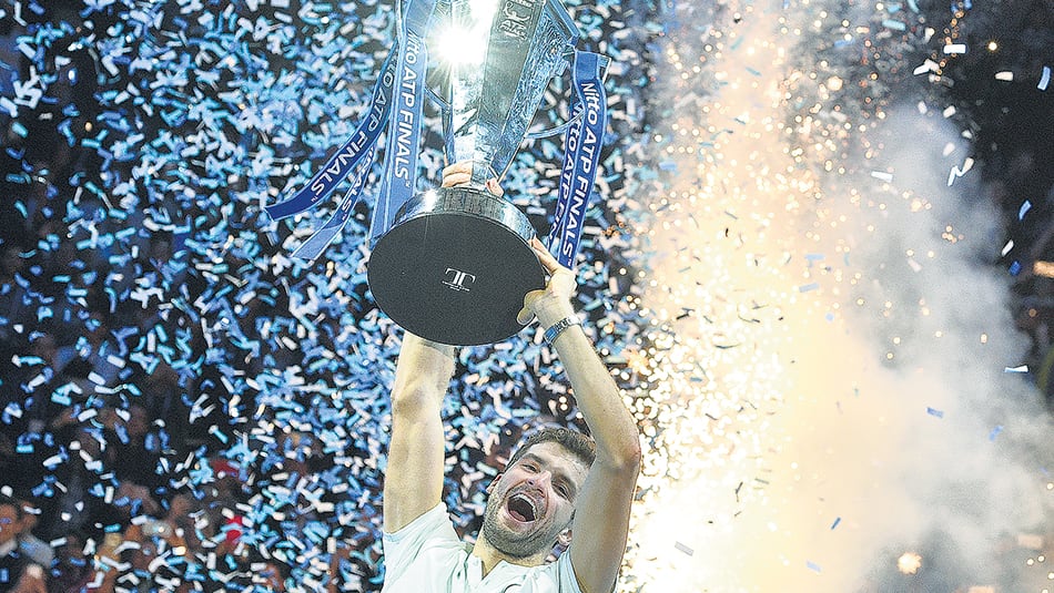 Grigor Dimitrov, número tres del mundo, levanta su premio en Londres.