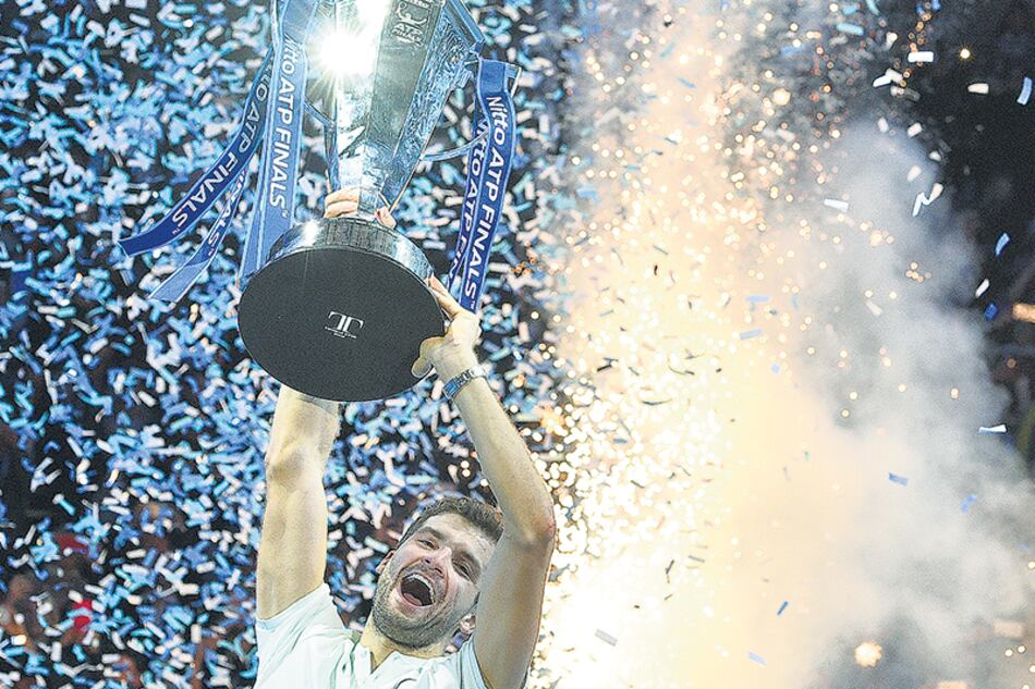 Grigor Dimitrov, número tres del mundo, levanta su premio en Londres.